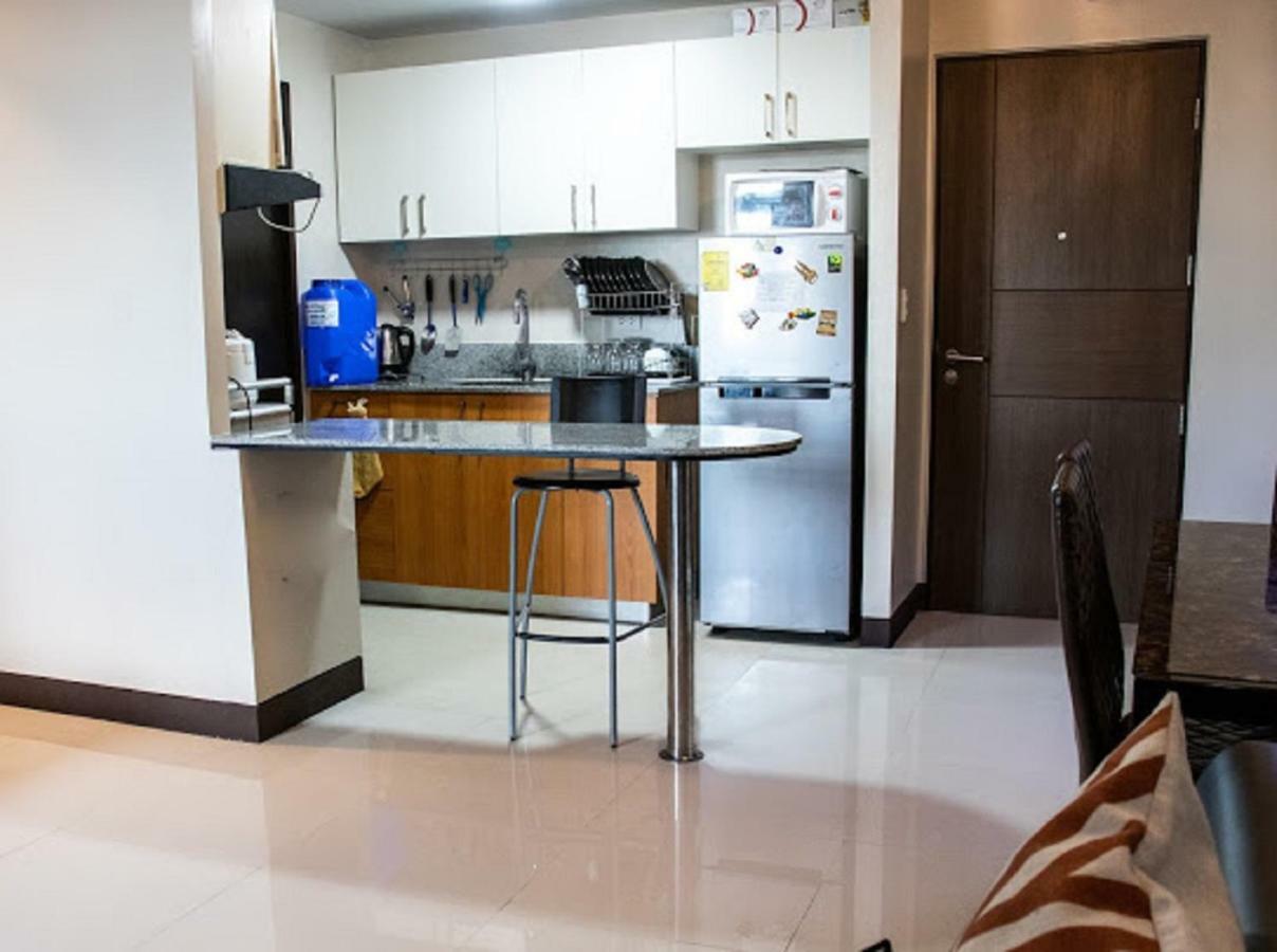 Cubao Manhattan Heights Unit 5A Tower C Cidade Quezon Exterior foto